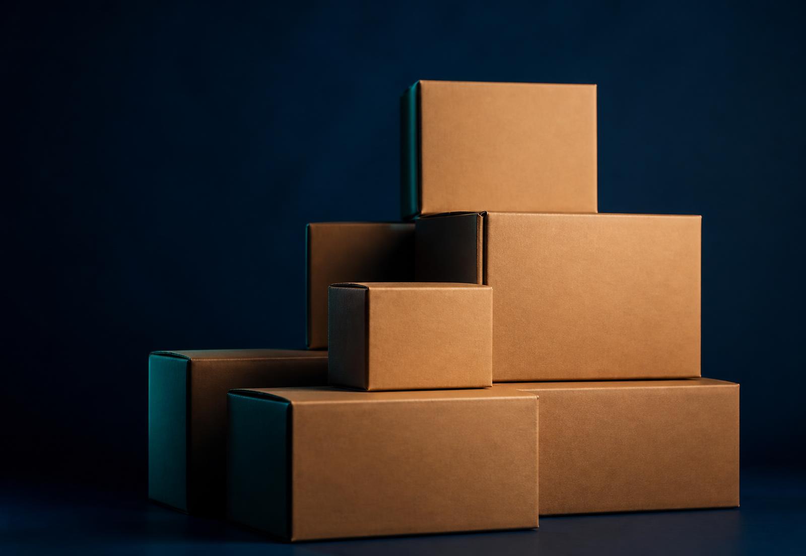 Paquetes de cartón preparados para exportación sobre fondo azul profundo
